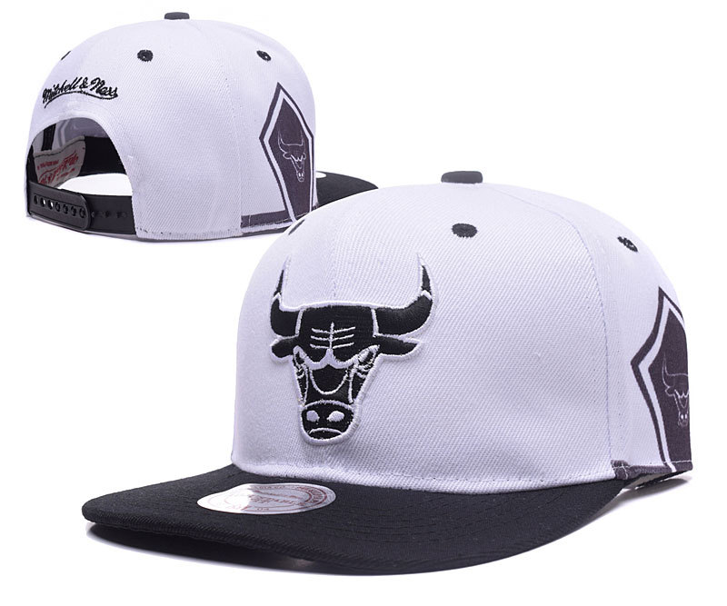 Bulls Team Logo White Mitchell & Ness Adjustable Hat LH