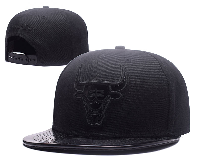 Bulls Team Logo Black Adjustable Hat YS4